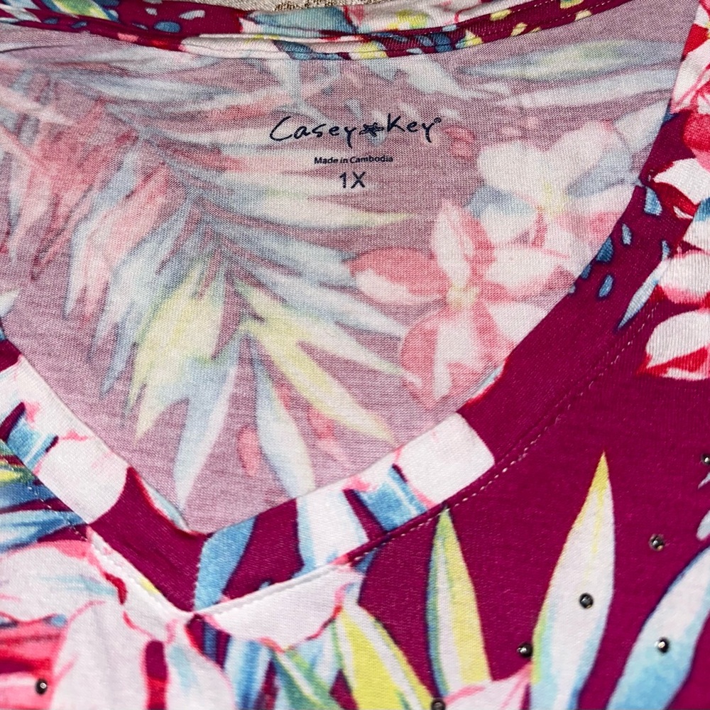 Casey Key Floral V-Neck Top. Size 1X - Picture 10 of 10